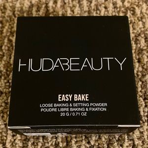 HUDA BEAUTY - Brightening and Setting Powder